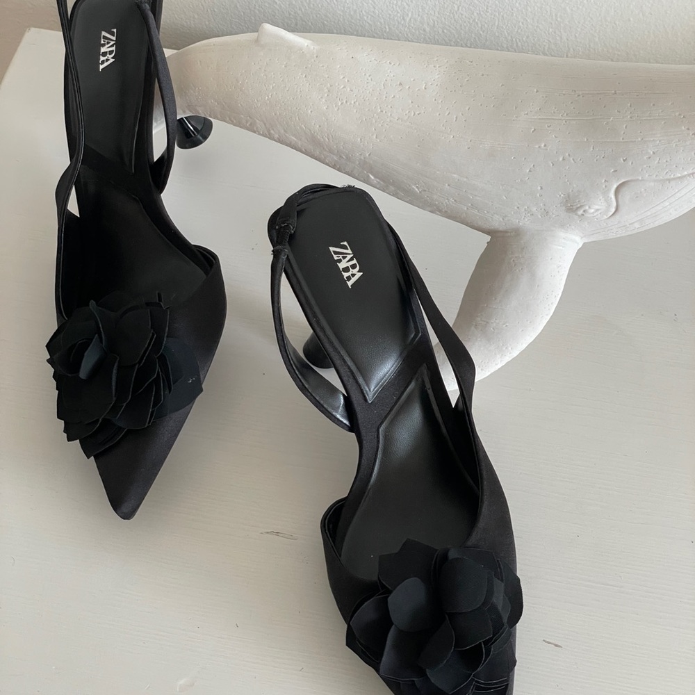 Zara Black Heeled Shoes with Ruffled Detail